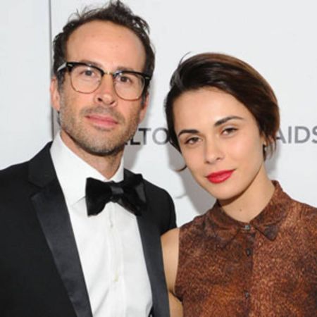 Jason Lee is currently married to Ceren Alkaç.